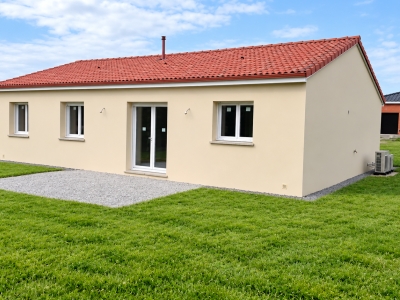 Maison traditionnelle à Saint-Maurice-les-Brousses — vue extérieure